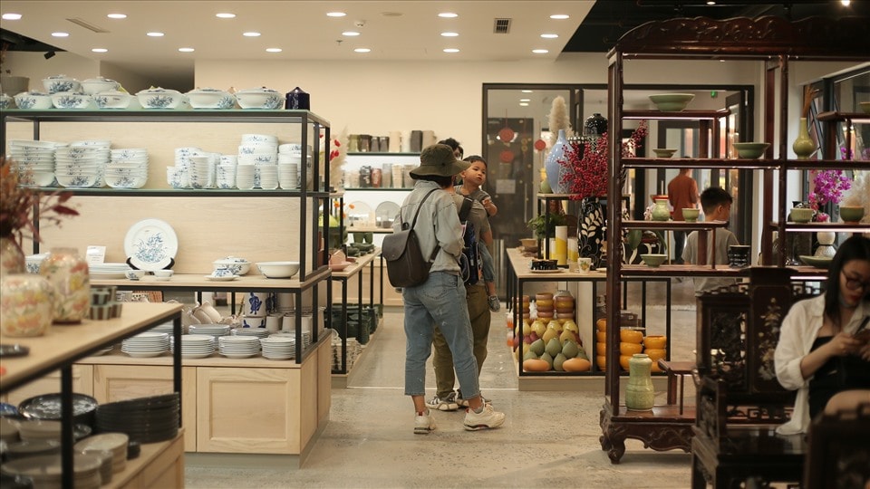 Xem qua nhiều món quà lưu niệm đẹp mắt tại bảo tàng